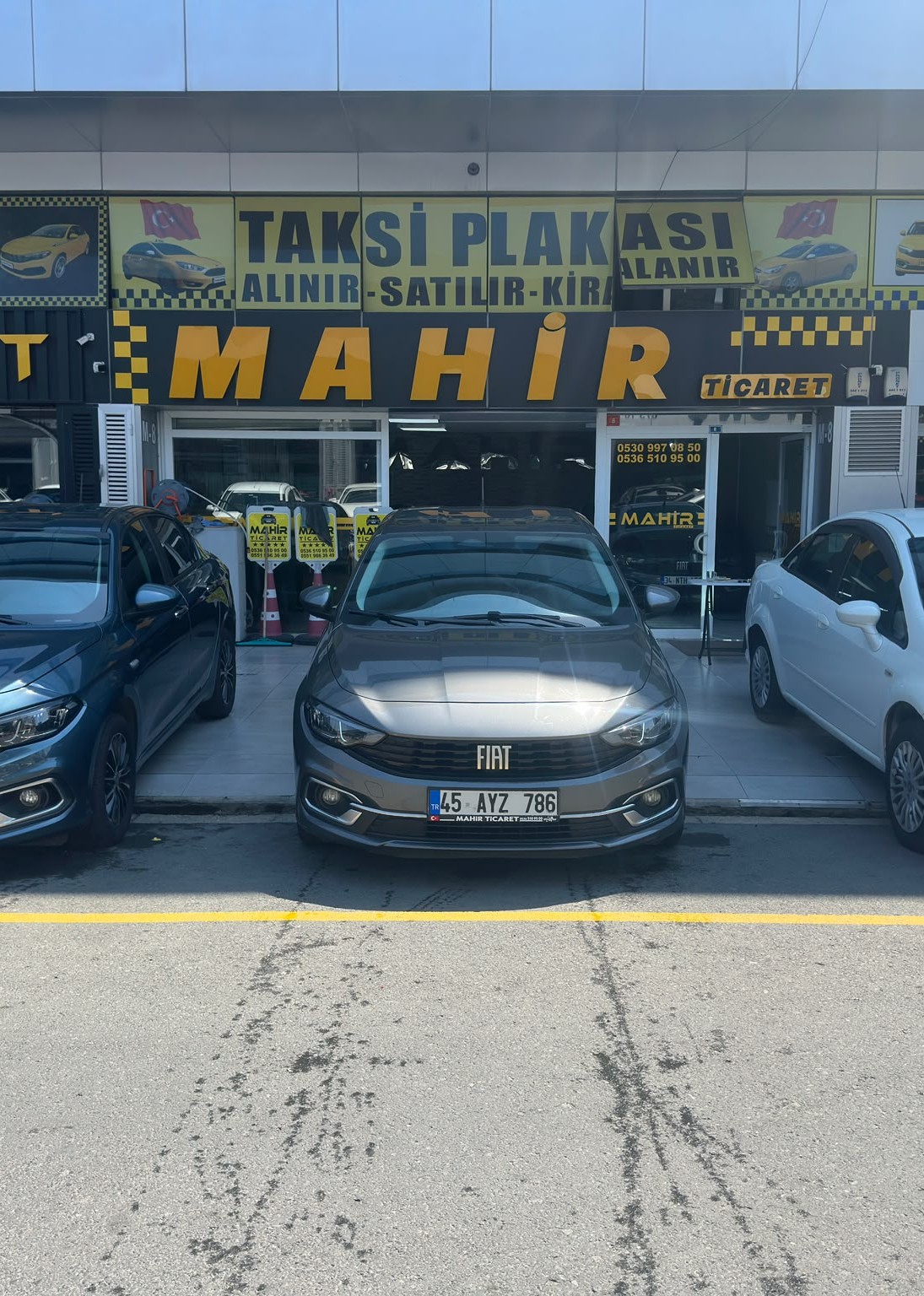 Mahir Ticaret Oto Center tabelası ve öndeki Fiat araç
